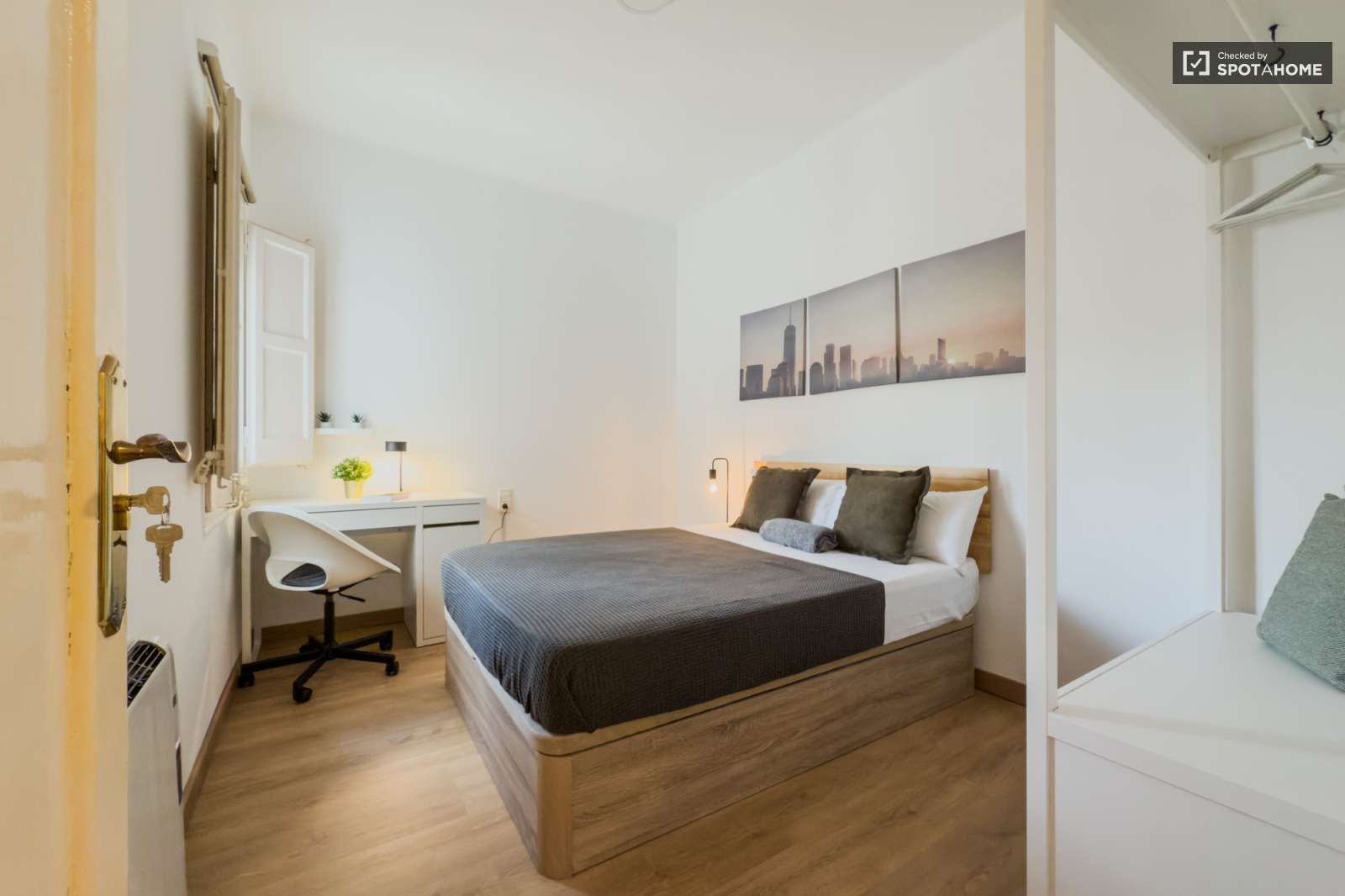Bedroom of Flat to share in L'Hospitalet de Llobregat  with Air Conditioner and Terrace