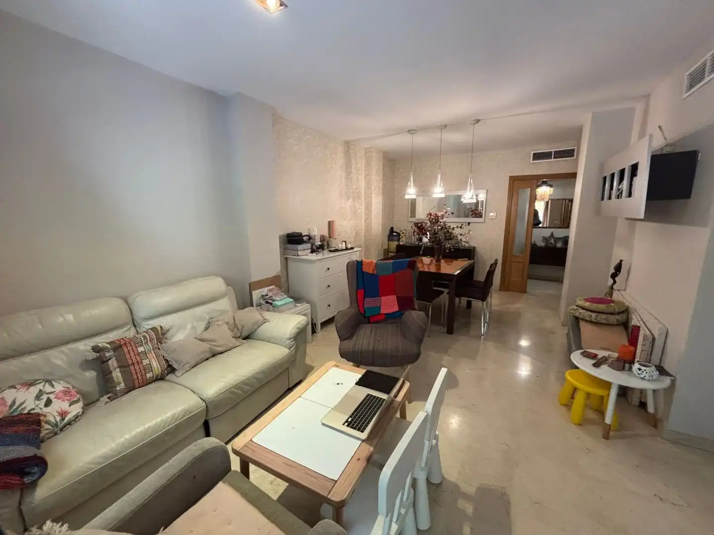 Wohnzimmer von Wohnung zum Verkauf in Bormujos mit Klimaanlage, Terrasse und Abstellraum