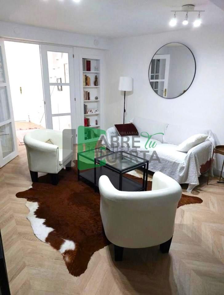 Sala d'estar de Casa adosada en venda en Ourense Capital  amb Calefacció, Traster i Moblat