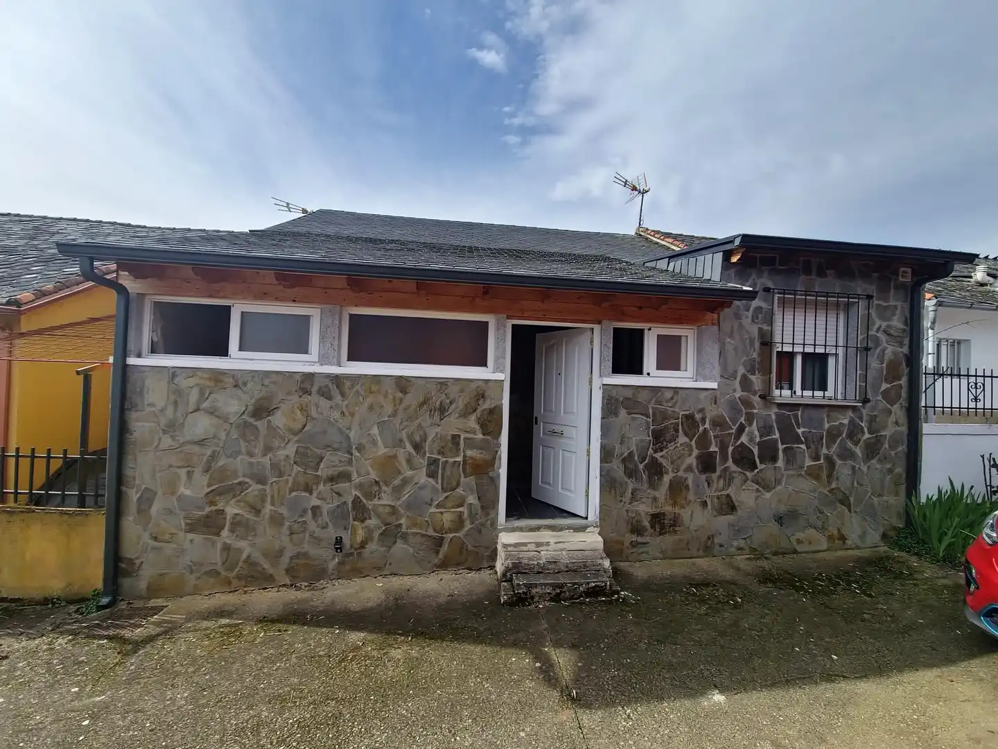 Exterior view of Detached homes for sale in Molinaseca  with Heating