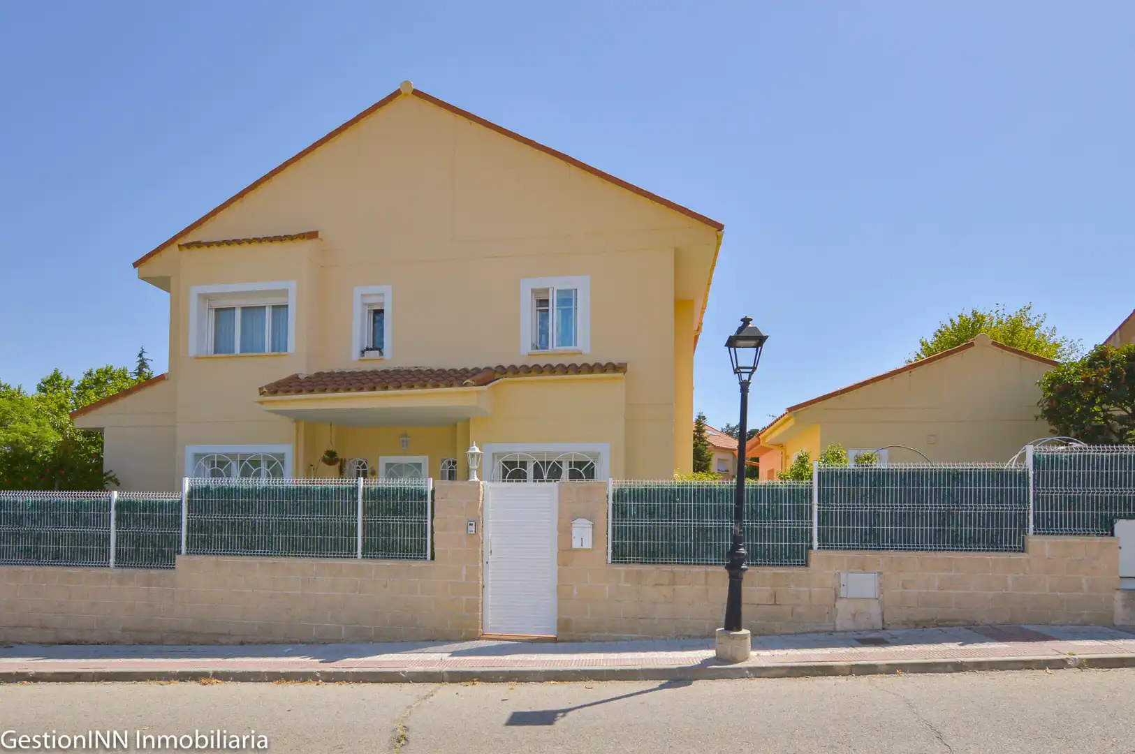 Vista exterior de Casa adosada en venta en Valdemorillo con Calefacción, Jardín privado y Parquet