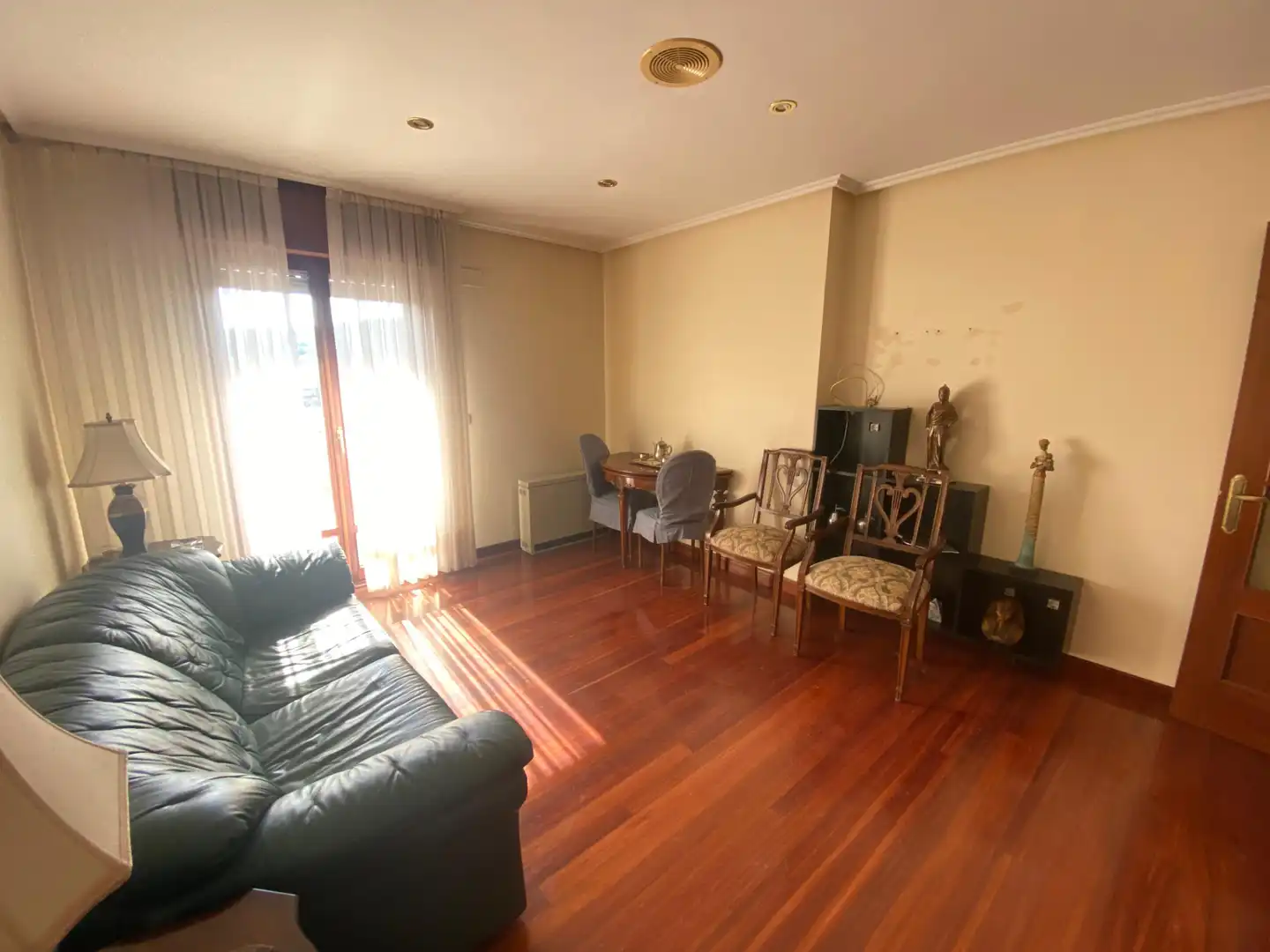 Sala de estar de Piso en venta en Castro-Urdiales con Calefacción, Jardín privado y Parquet