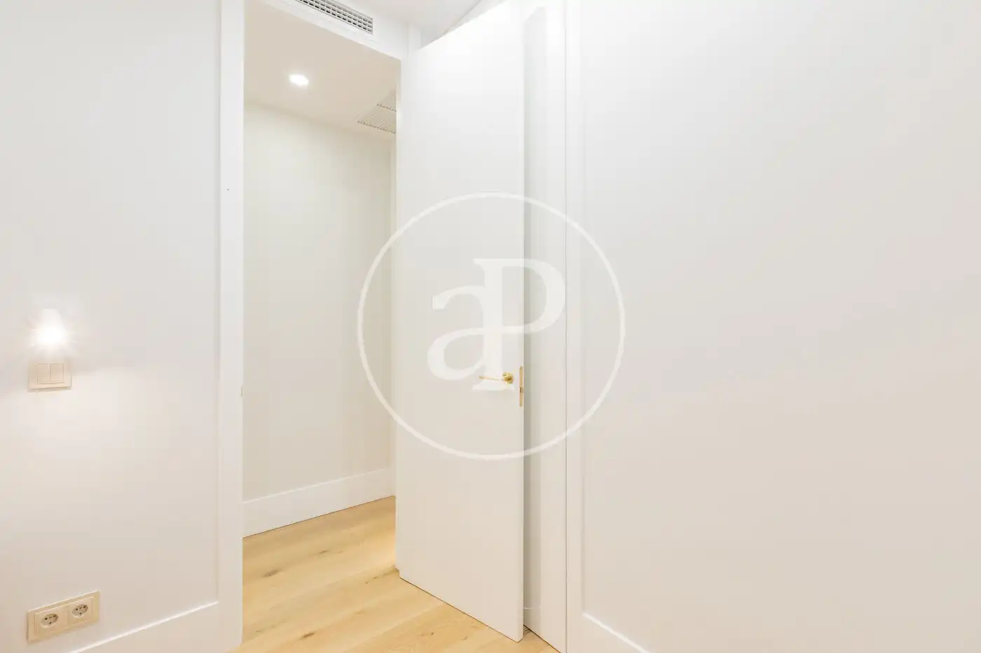 Flat for sale in Madrid  with Air Conditioner and Heating