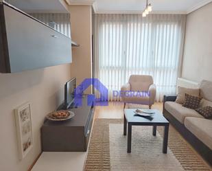 Sala d'estar de Pis de lloguer en Oviedo  amb Calefacció, Traster i Moblat