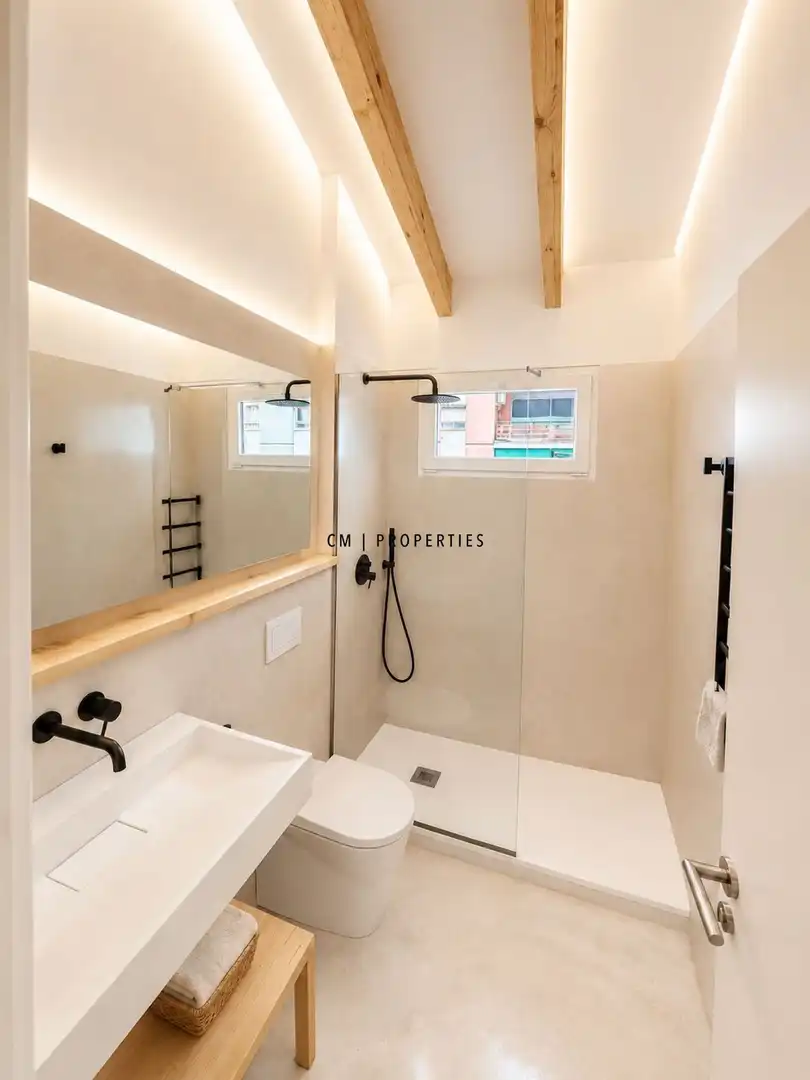 Bathroom of Attic for rent in Valencia  with Air Conditioner, Heating and Terrace