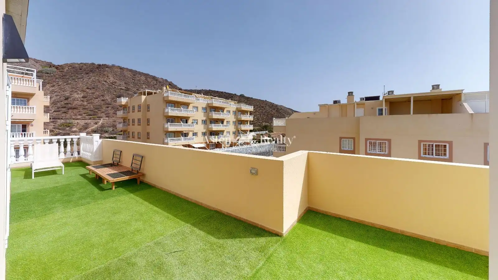 Penthouse with pool for sale in Jilguero 14