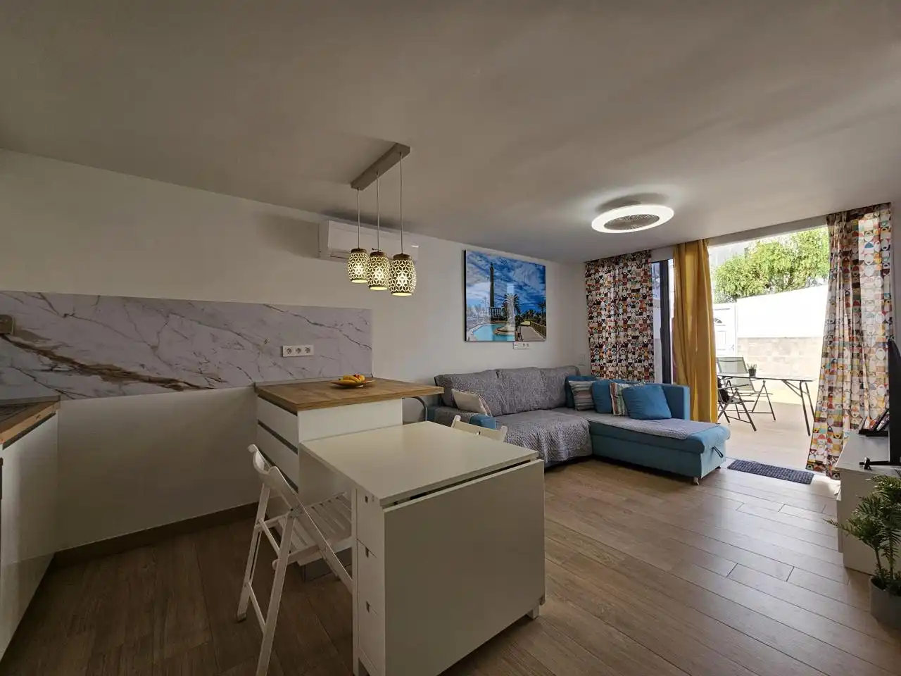 Sala d'estar de Dúplex de lloguer en San Bartolomé de Tirajana amb Aire condicionat, Terrassa i Moblat