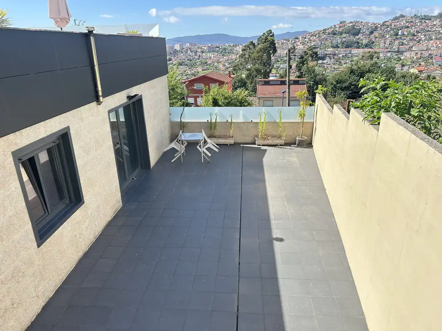Terrassa de Casa adosada de lloguer en Vigo  amb Jardí privat, Parquet i Moblat