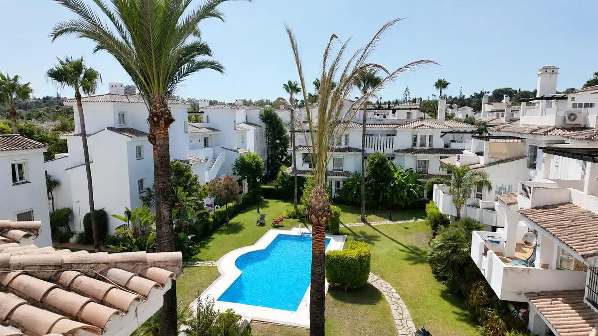 Vista exterior de Àtic en venda en Marbella amb Aire condicionat, Jardí privat i Terrassa