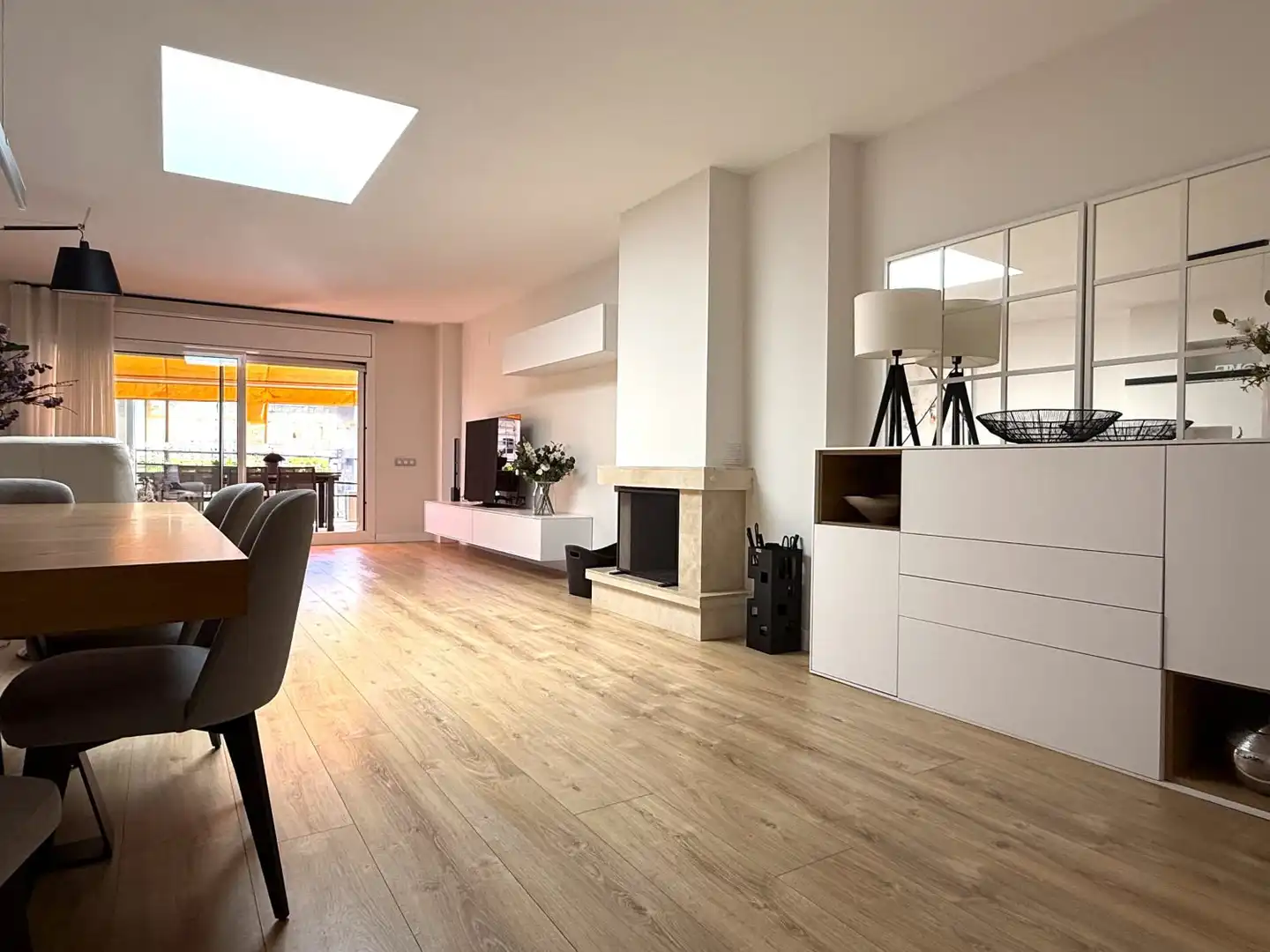 Sala d'estar de Casa o xalet en venda en Sant Boi de Llobregat amb Aire condicionat, Calefacció i Jardí privat