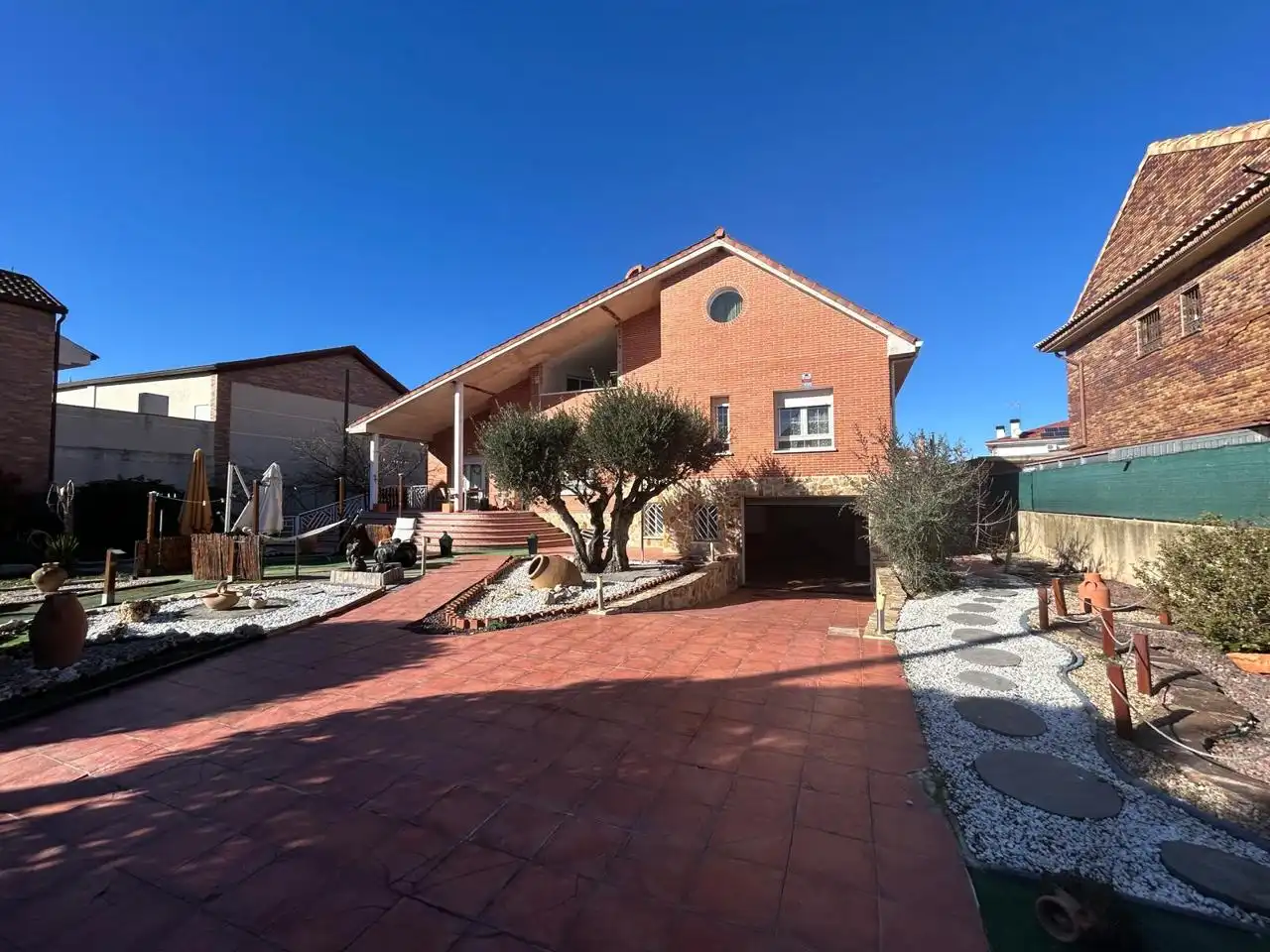 Außenansicht von Haus oder Chalet zum Verkauf in El Casar mit Heizung, Privatgarten und Terrasse