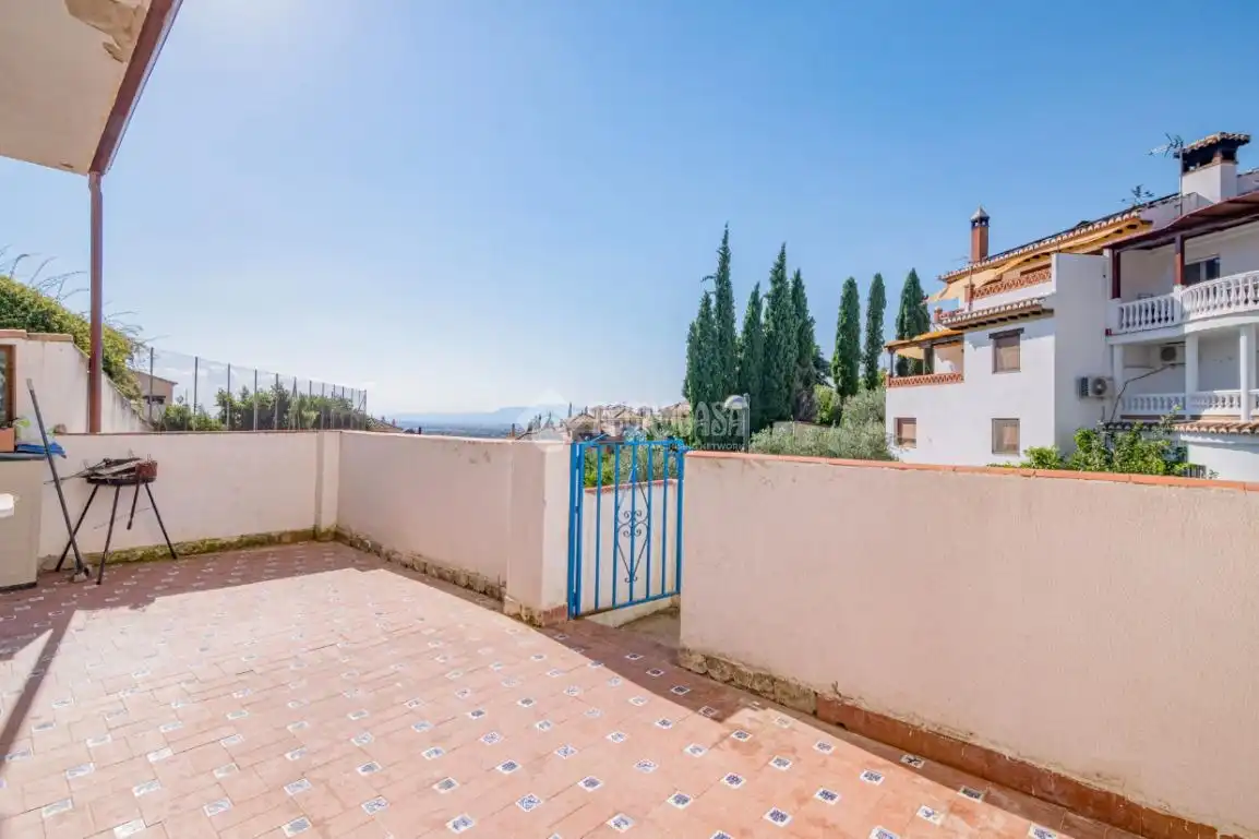 Terrassa de Casa adosada en venda en La Zubia amb Terrassa i Piscina comunitària