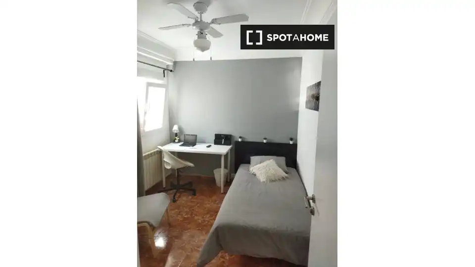 Habitación de Piso para compartir en Zaragoza con Aire acondicionado, Calefacción y Amueblado