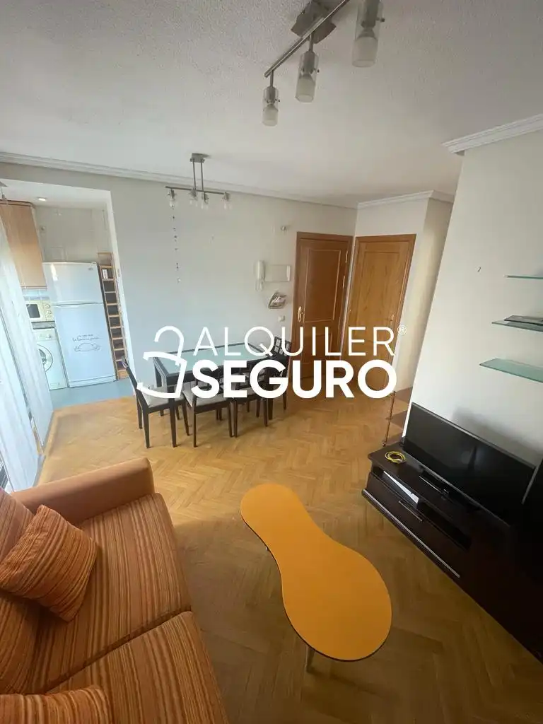 Schlafzimmer von Dachboden zur Miete in Madrid mit Heizung, Terrasse und Abstellraum