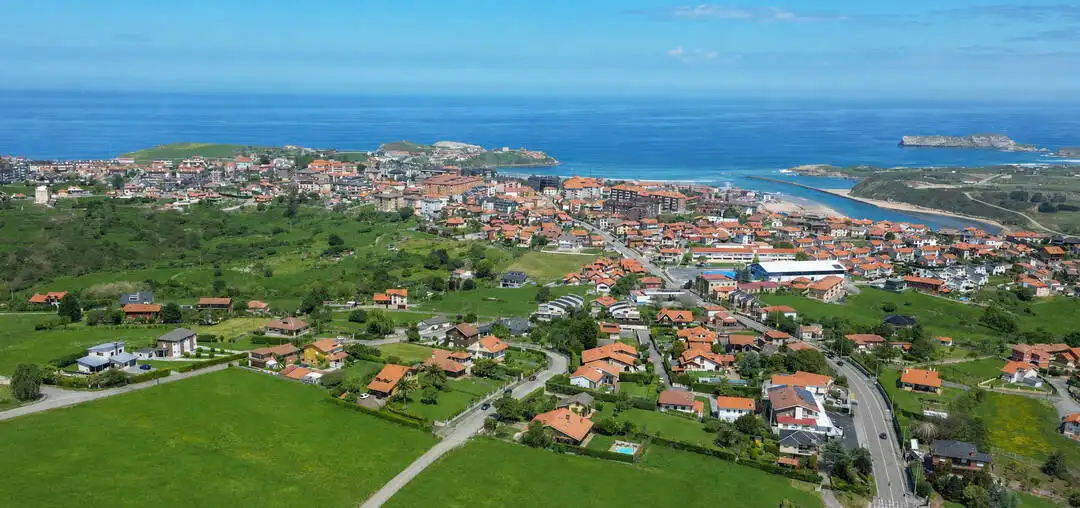 Vista exterior de Casa o xalet en venda en Suances amb Calefacció, Jardí privat i Traster