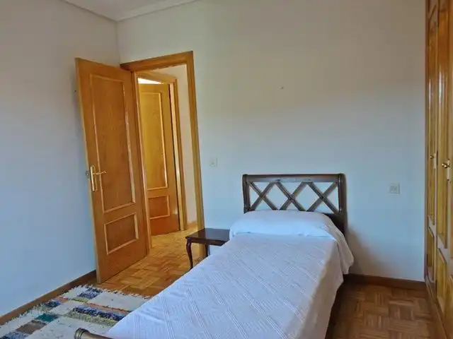 Habitación de Casa adosada en venta en Hontoria del Pinar con Calefacción, Terraza y Trastero