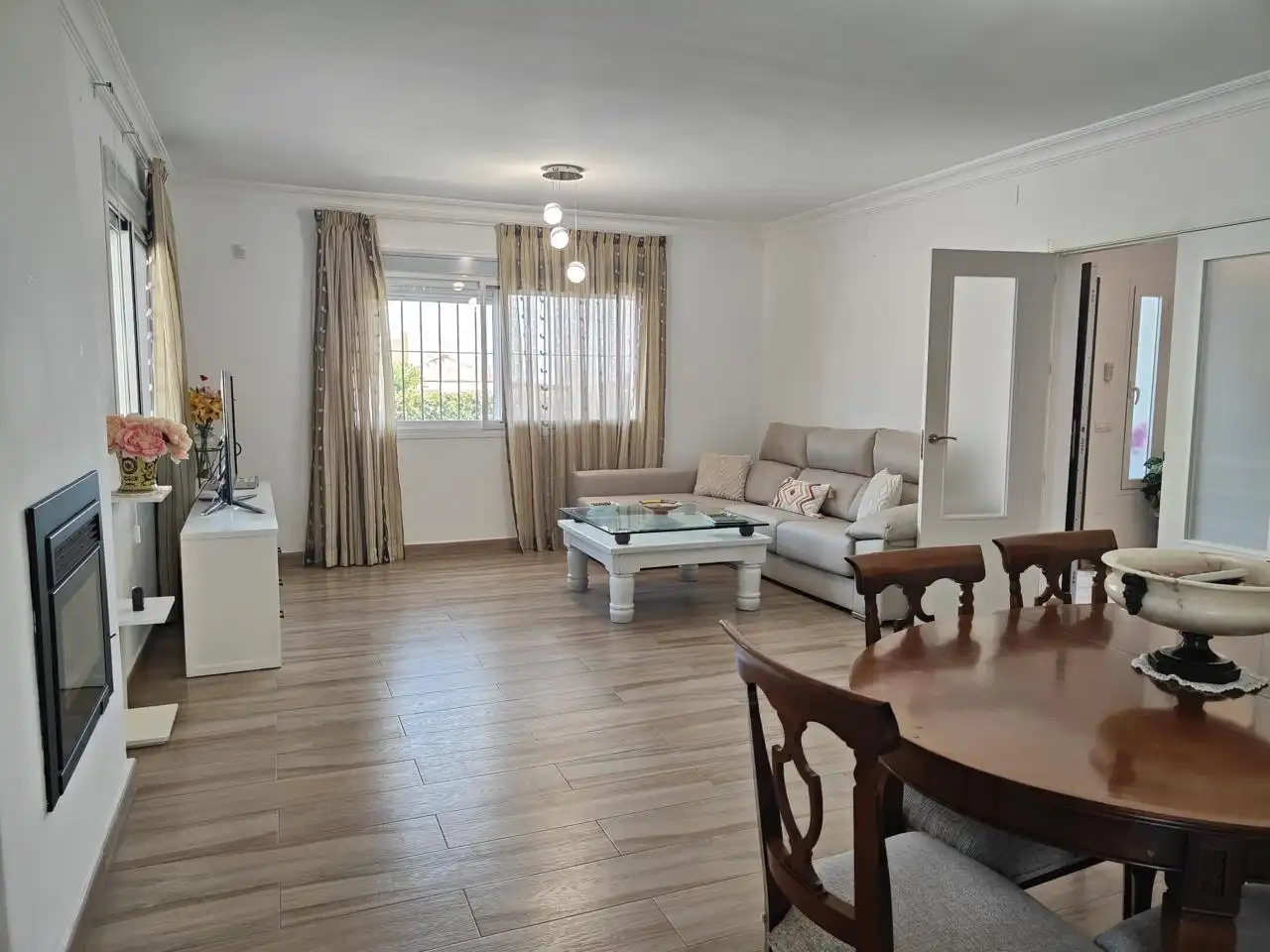 Sala d'estar de Casa o xalet de lloguer en Alhaurín de la Torre amb Aire condicionat, Jardí privat i Piscina