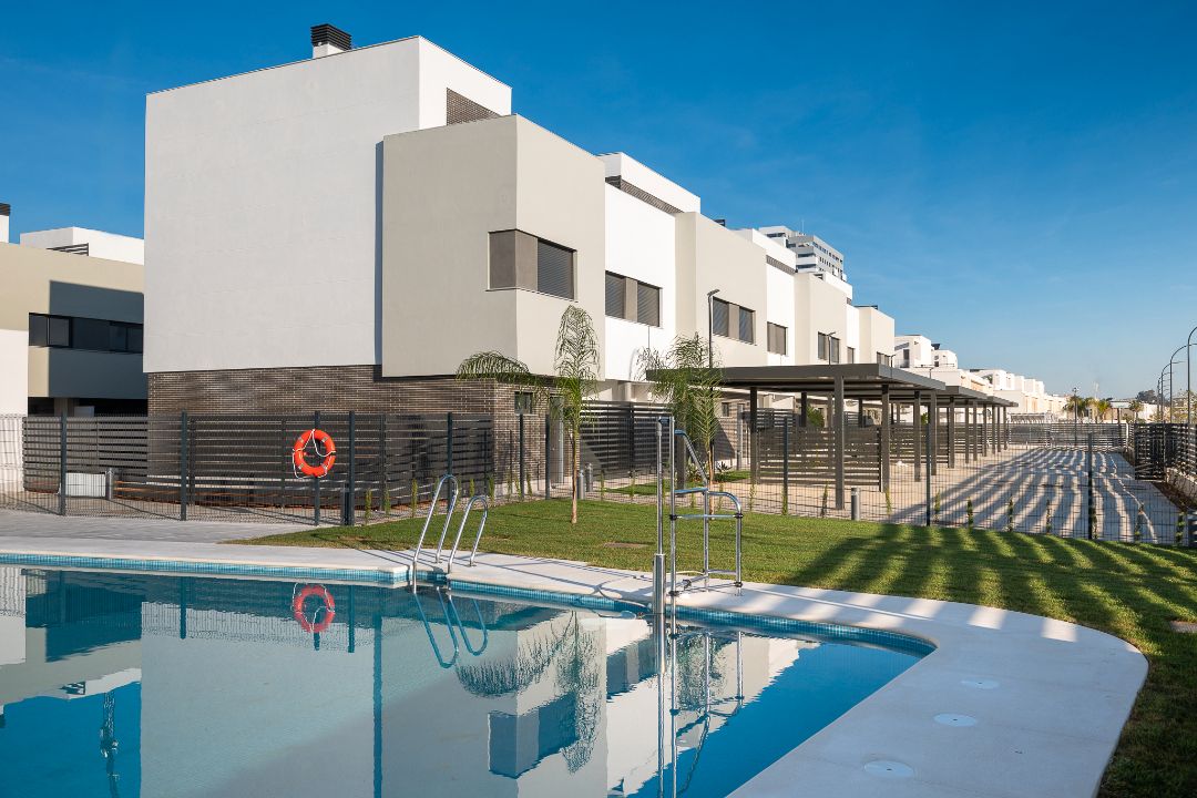 Exterior view of House or chalet for sale in  Sevilla Capital  with Air Conditioner, Heating and Private garden