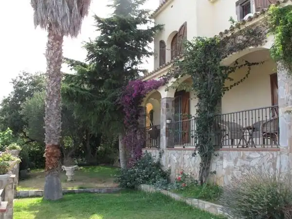 Casa con jardín en venta en Carrer de Zuric 22, imagen 2
