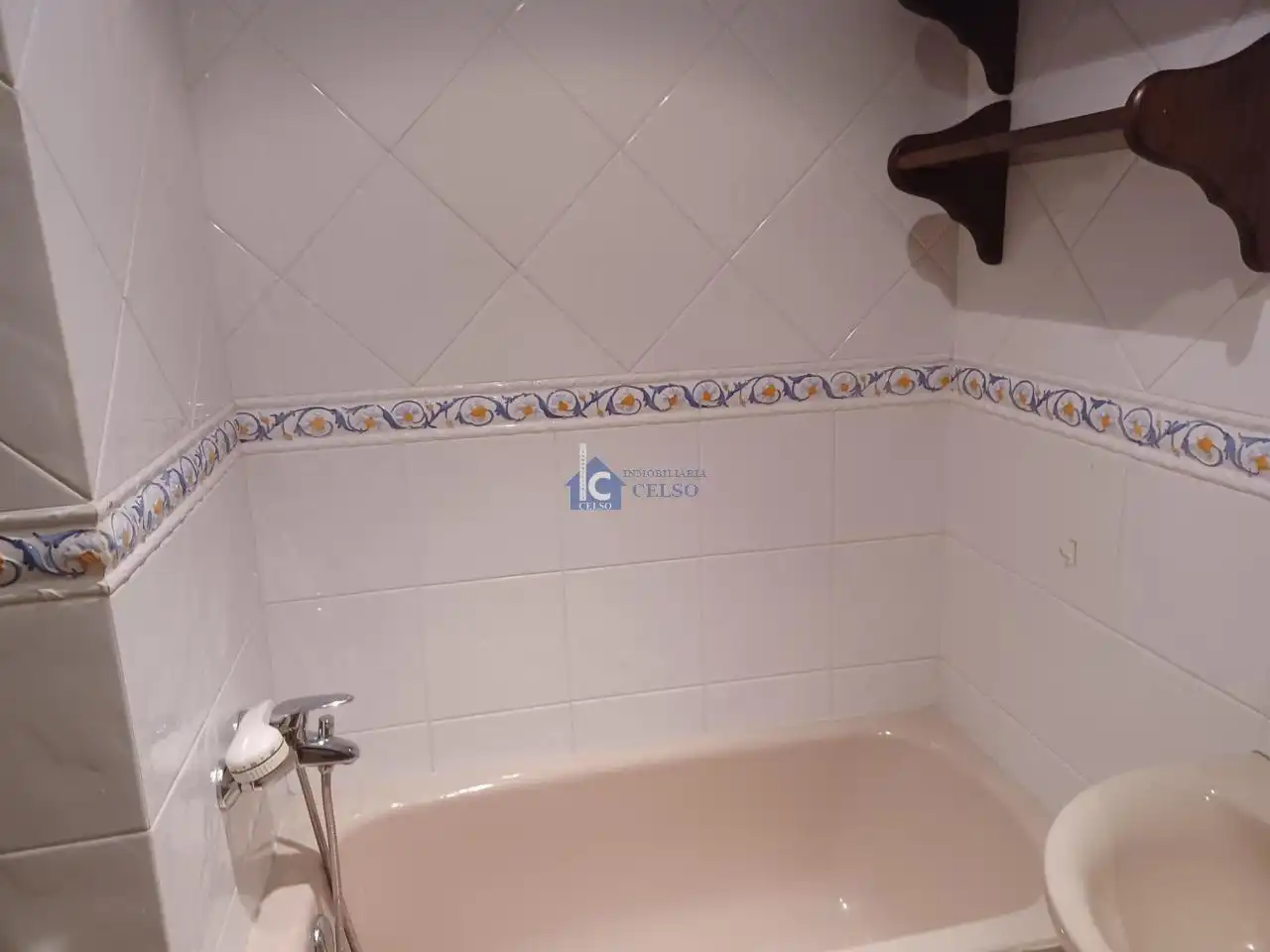 Baño de Piso de alquiler en Ourense Capital  con Calefacción, Parquet y Trastero