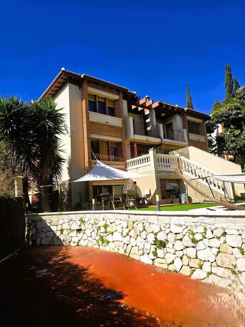 Außenansicht von Einfamilien-Reihenhaus zum Verkauf in Mijas mit Klimaanlage, Heizung und Privatgarten