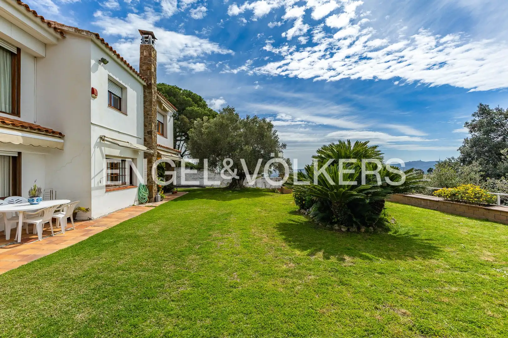Vista exterior de Casa o xalet en venda en Cerdanyola del Vallès amb Calefacció, Jardí privat i Parquet