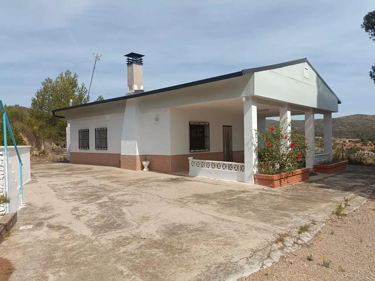 Vista exterior de Casa o xalet en venda en Chiva amb Calefacció, Jardí privat i Terrassa