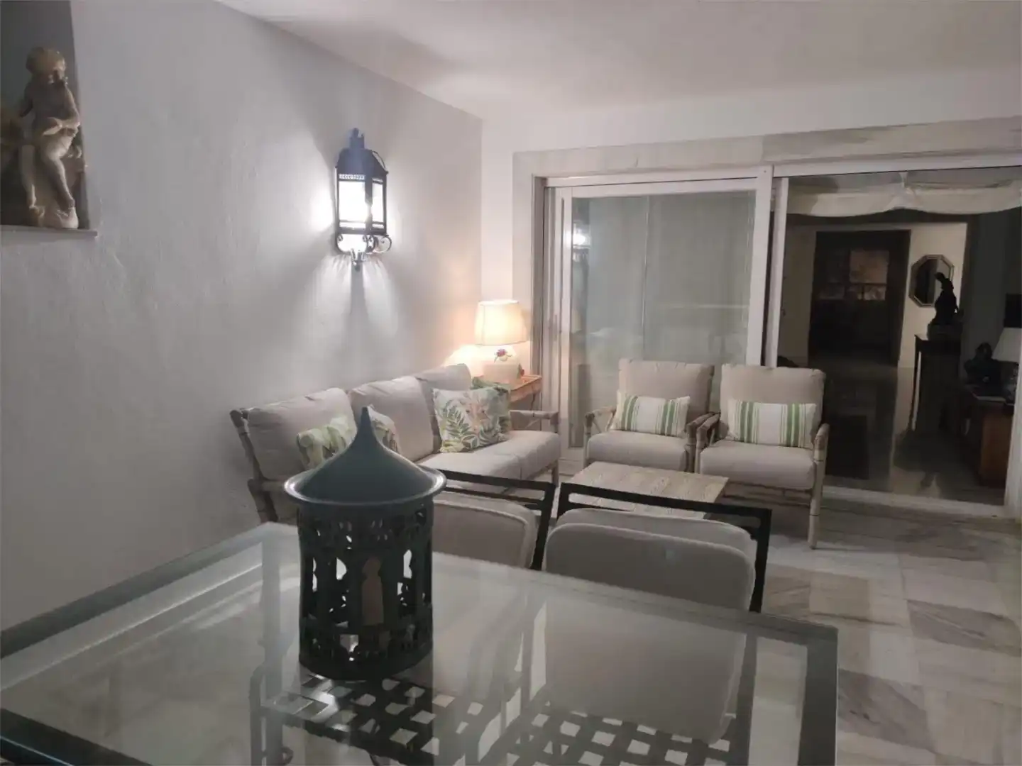 Sala d'estar de Pis en venda en Marbella amb Piscina i Balcó