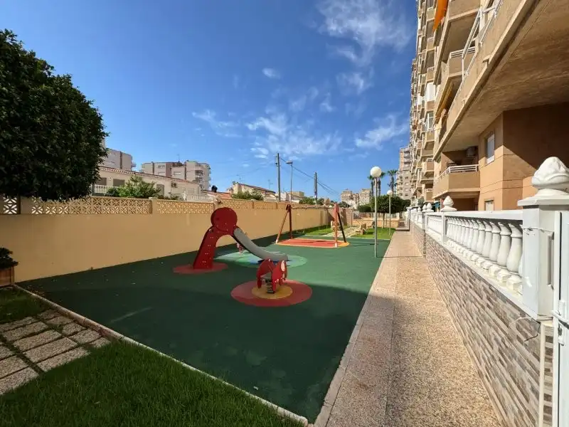 Vista exterior de Apartament en venda en Torrevieja amb Terrassa, Piscina i Moblat