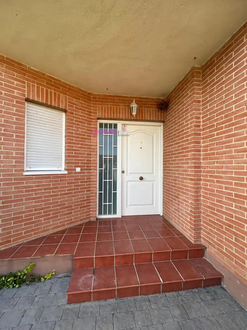 Casa adosada en venta en Galápagos con Calefacción y Jardín privado