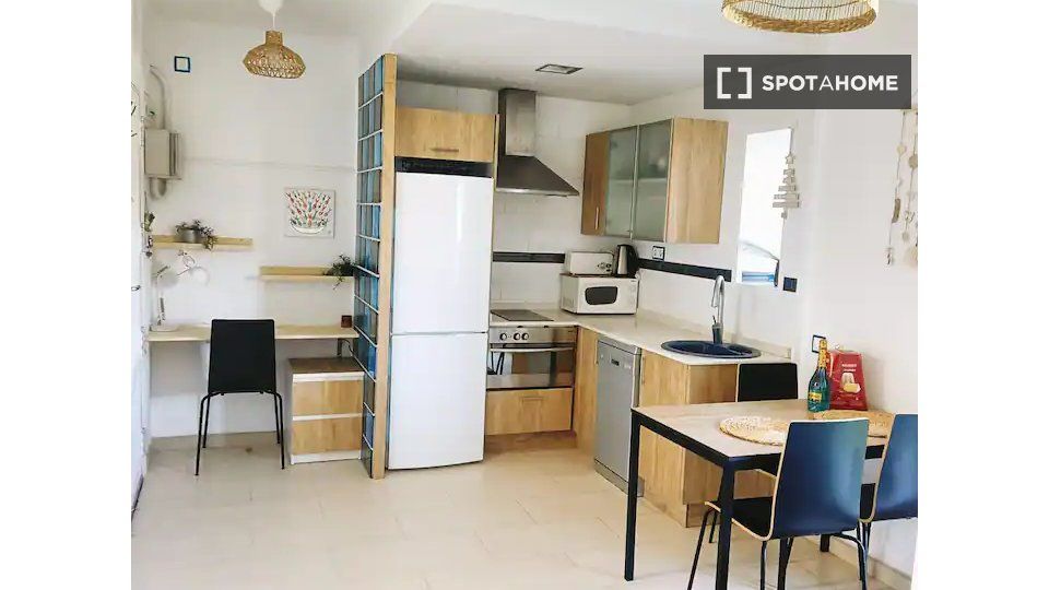 Kitchen of Flat to rent in L'Hospitalet de Llobregat  with Air Conditioner, Heating and Furnished
