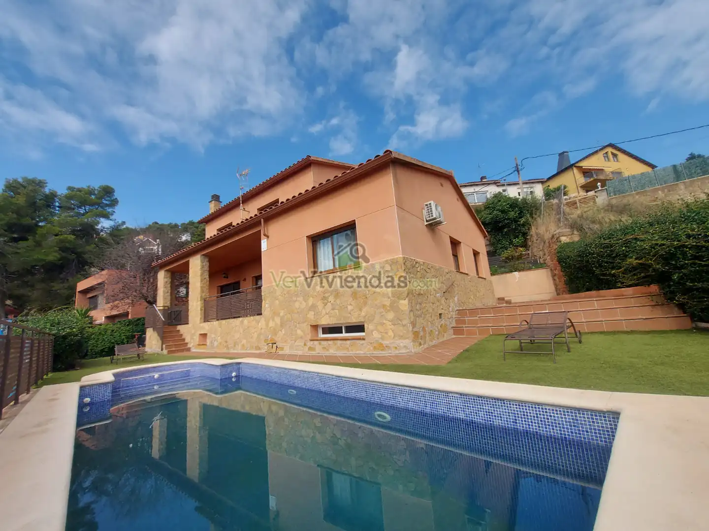 Vista exterior de Casa o xalet en venda en Corbera de Llobregat amb Aire condicionat, Calefacció i Jardí privat