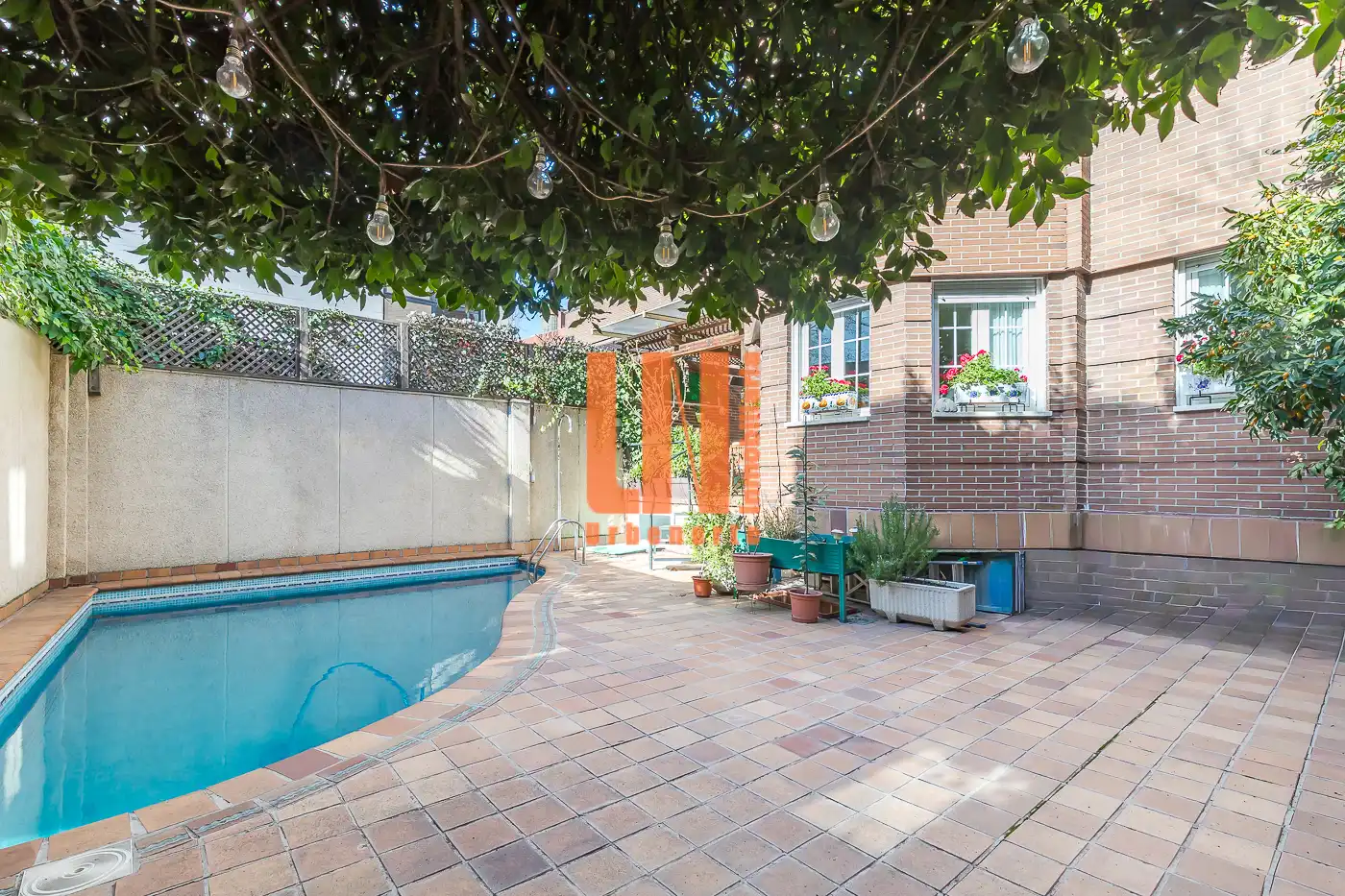 Piscina de Casa adosada en venta en Madrid con Aire acondicionado, Calefacción y Jardín privado