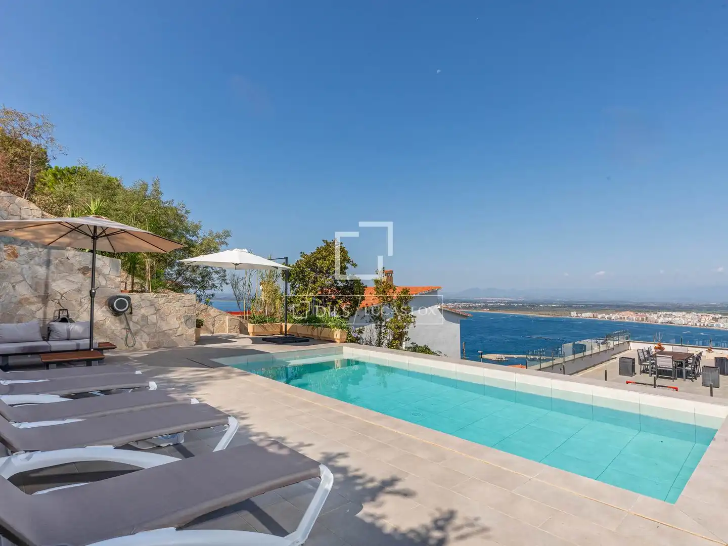 Detached house with pool for sale in Almadrava - Canyelles - Puig-Rom