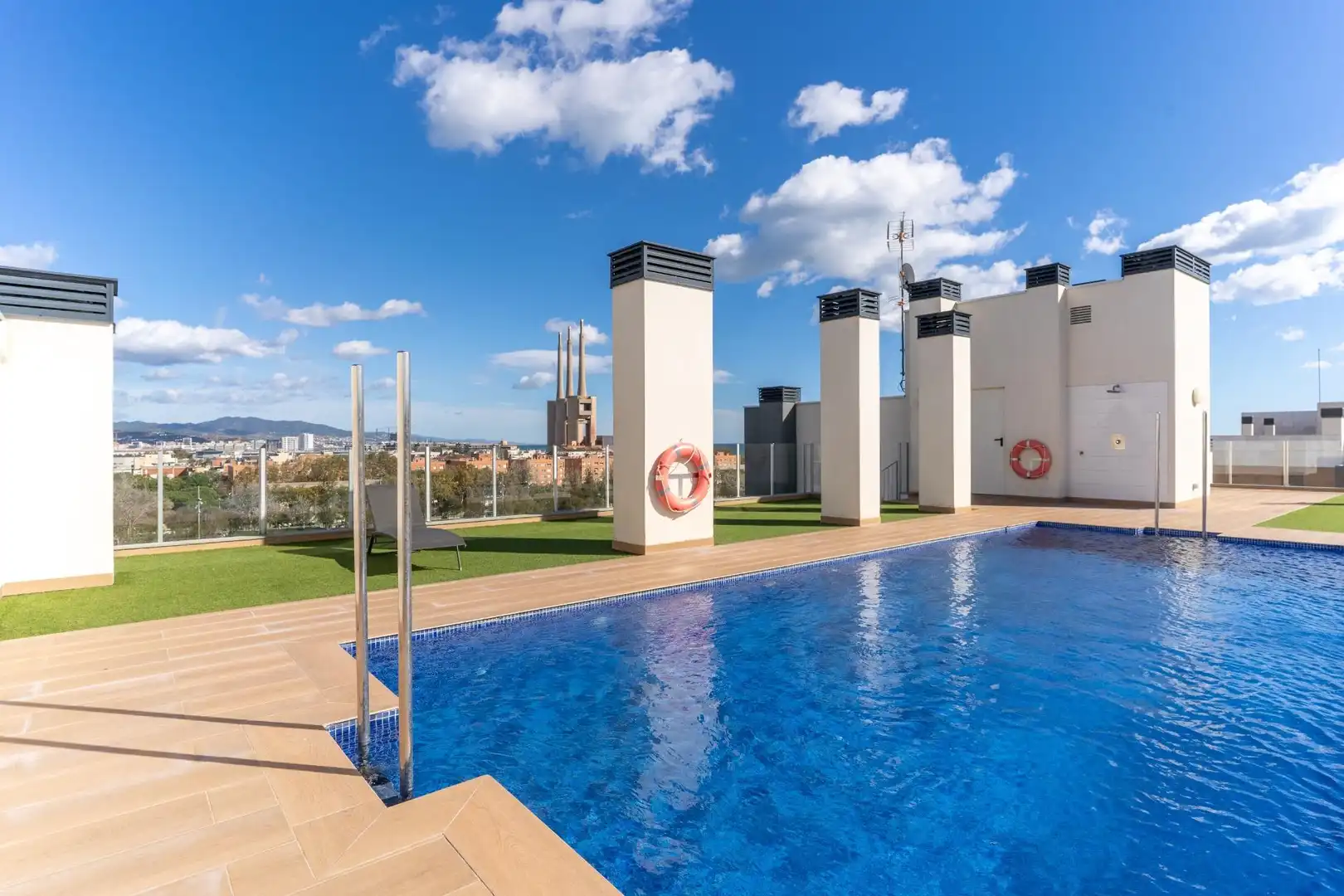 Schwimmbecken von Dachboden zur Miete in Sant Adrià de Besòs mit Klimaanlage, Heizung und Privatgarten