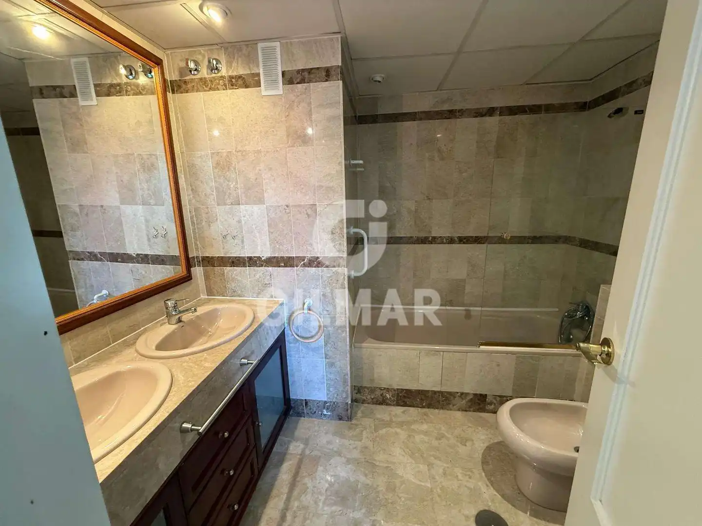 Badezimmer von Wohnung zur Miete in Sevilla mit Klimaanlage, Ofen und Waschmaschine