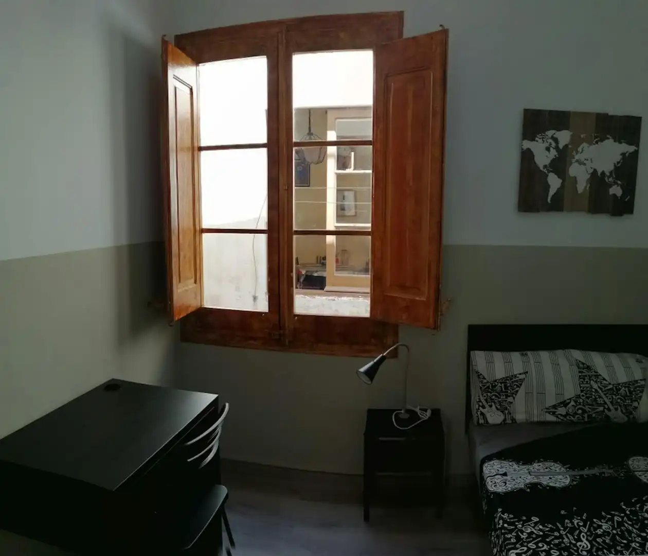 Bedroom of Flat for share in Barcelona  with Washing machine