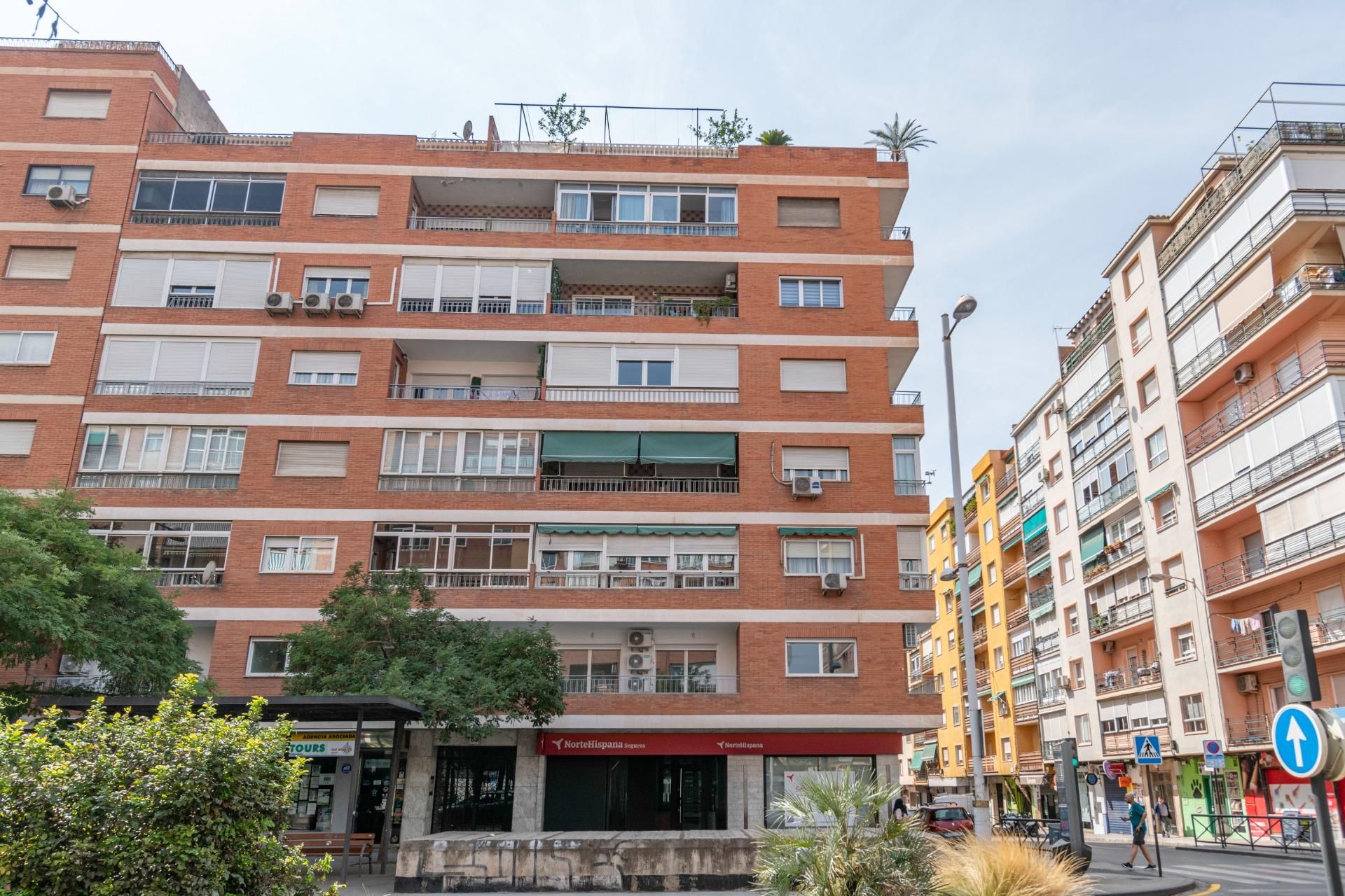 Vista exterior de Pis en venda en  Granada Capital amb Aire condicionat, Calefacció i Terrassa