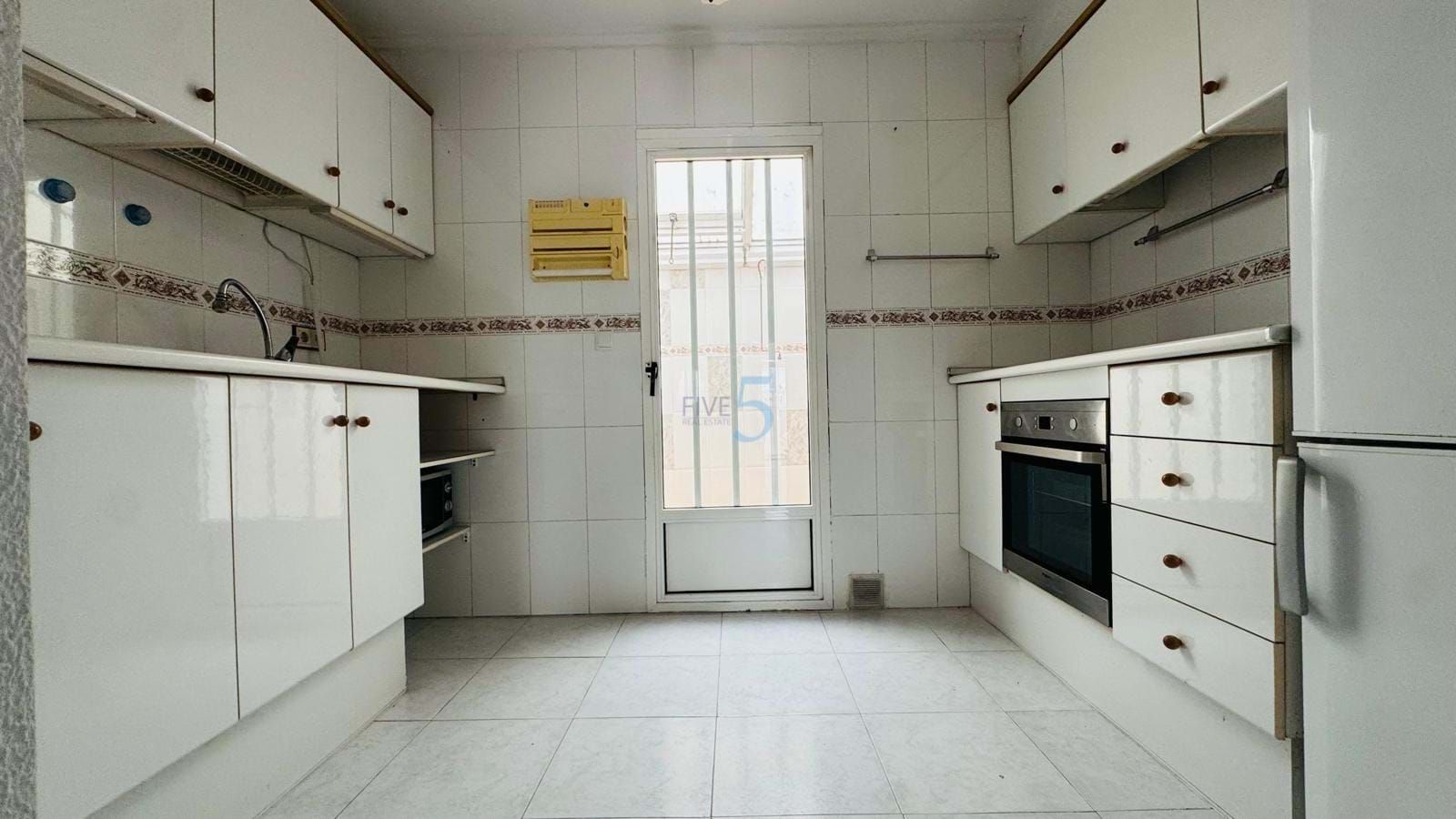 Cuina de Pis en venda en Torrevieja amb Terrassa, Piscina i Moblat