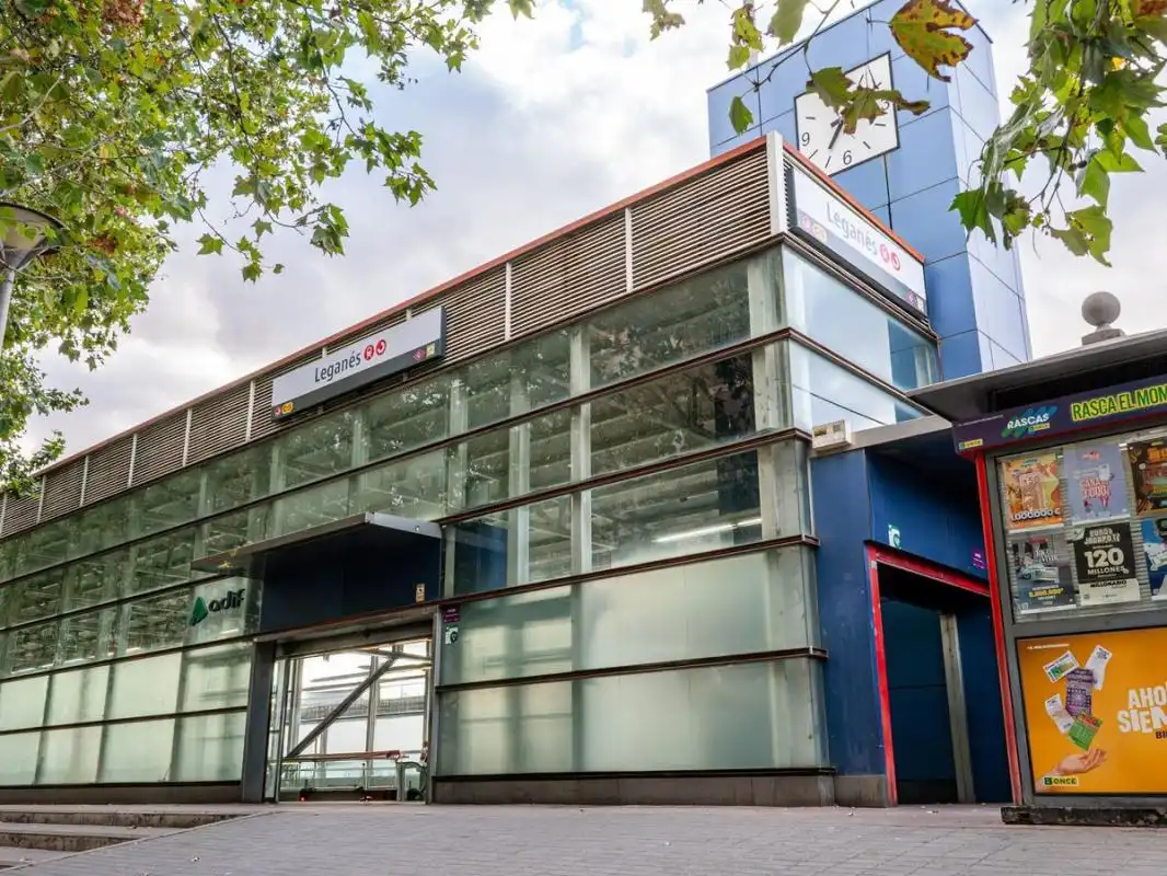 Vista exterior de Casa o xalet en venda en Leganés amb Aire condicionat, Calefacció i Jardí privat