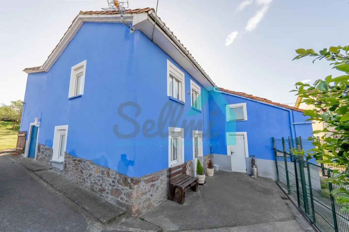 Vista exterior de Casa o xalet en venda en Castrillón amb Calefacció, Jardí privat i Parquet