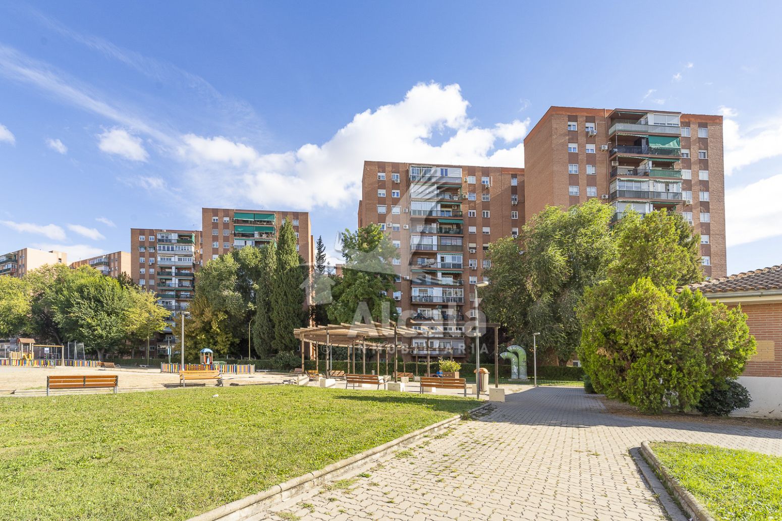 Vista exterior de Pis en venda en Alcalá de Henares amb Aire condicionat i Calefacció