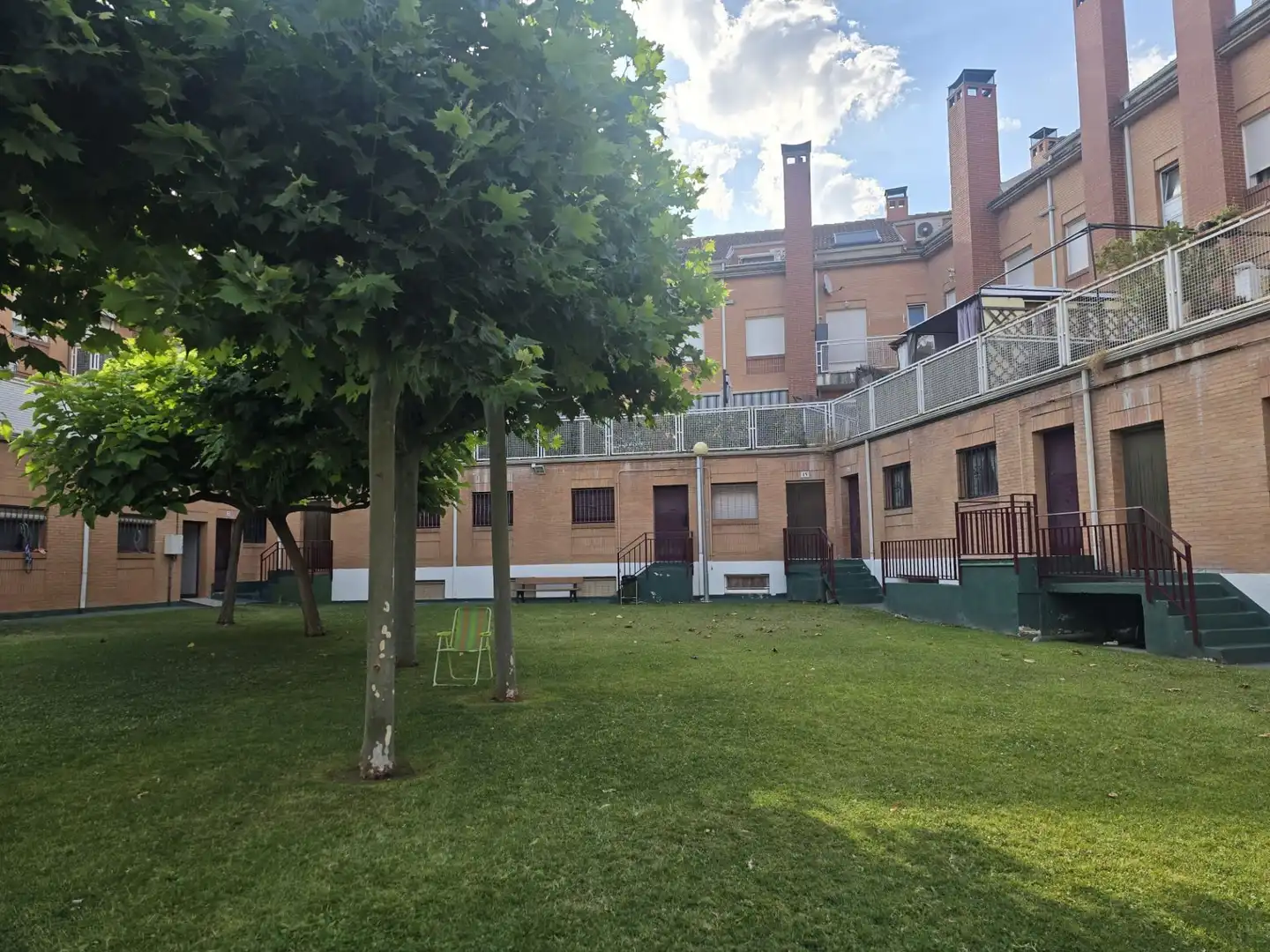 Vista exterior de Dúplex en venta en Villamediana de Iregua con Calefacción, Terraza y Piscina comunitaria