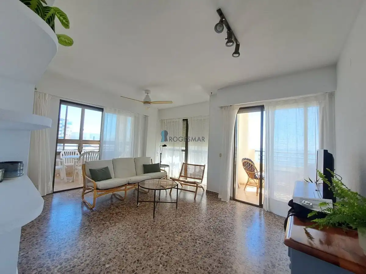 Sala de estar de Apartamento de alquiler en Benicasim / Benicàssim con Amueblado y Piscina comunitaria