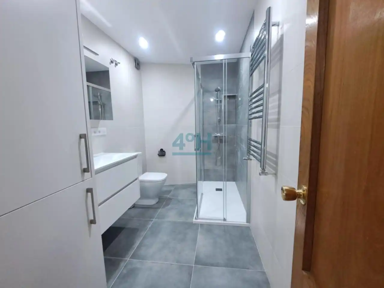 Bathroom of Flat for rent in Ourense Capital   with Heating and Balcony