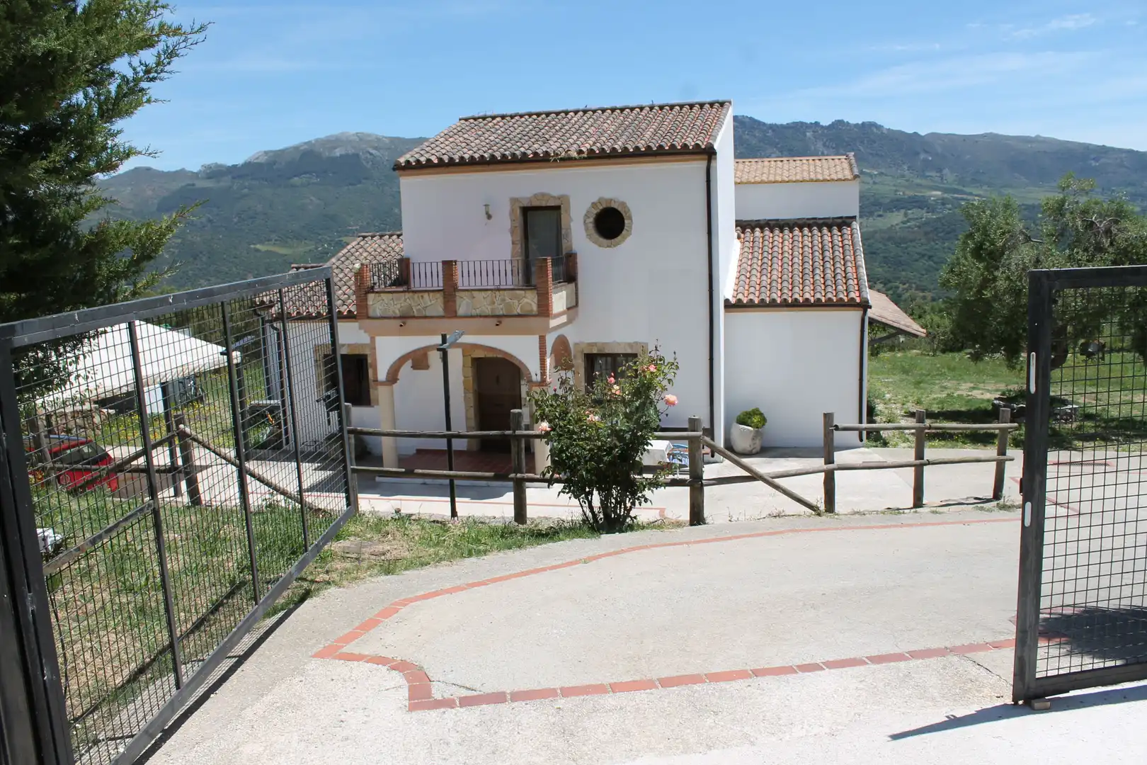 Vista exterior de Casa o xalet en venda en Cortes de la Frontera amb Aire condicionat, Calefacció i Terrassa
