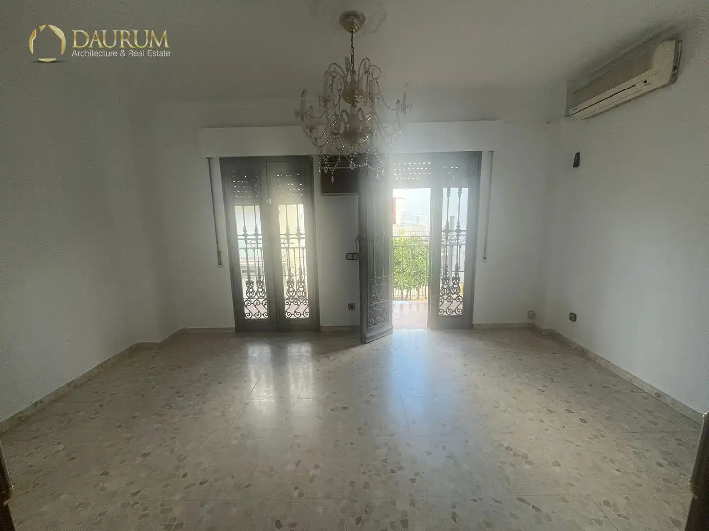 Living room of Houses for sale in Mairena del Aljarafe  with Air Conditioner, Heating and Terrace