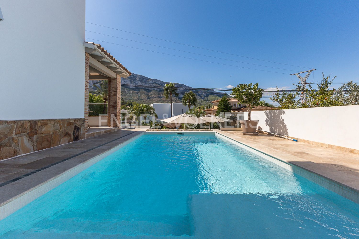 Vista exterior de Casa o xalet en venda en Dénia amb Aire condicionat, Calefacció i Jardí privat