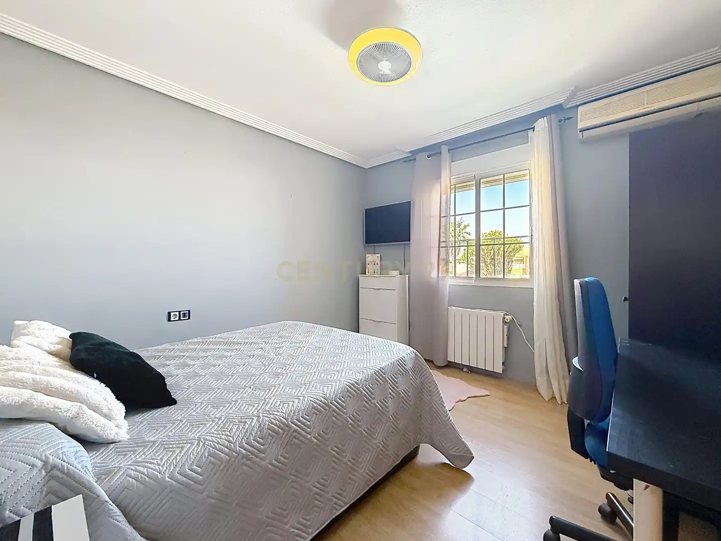 Dormitori de Casa o xalet en venda en Torrevieja amb Aire condicionat, Jardí privat i Piscina