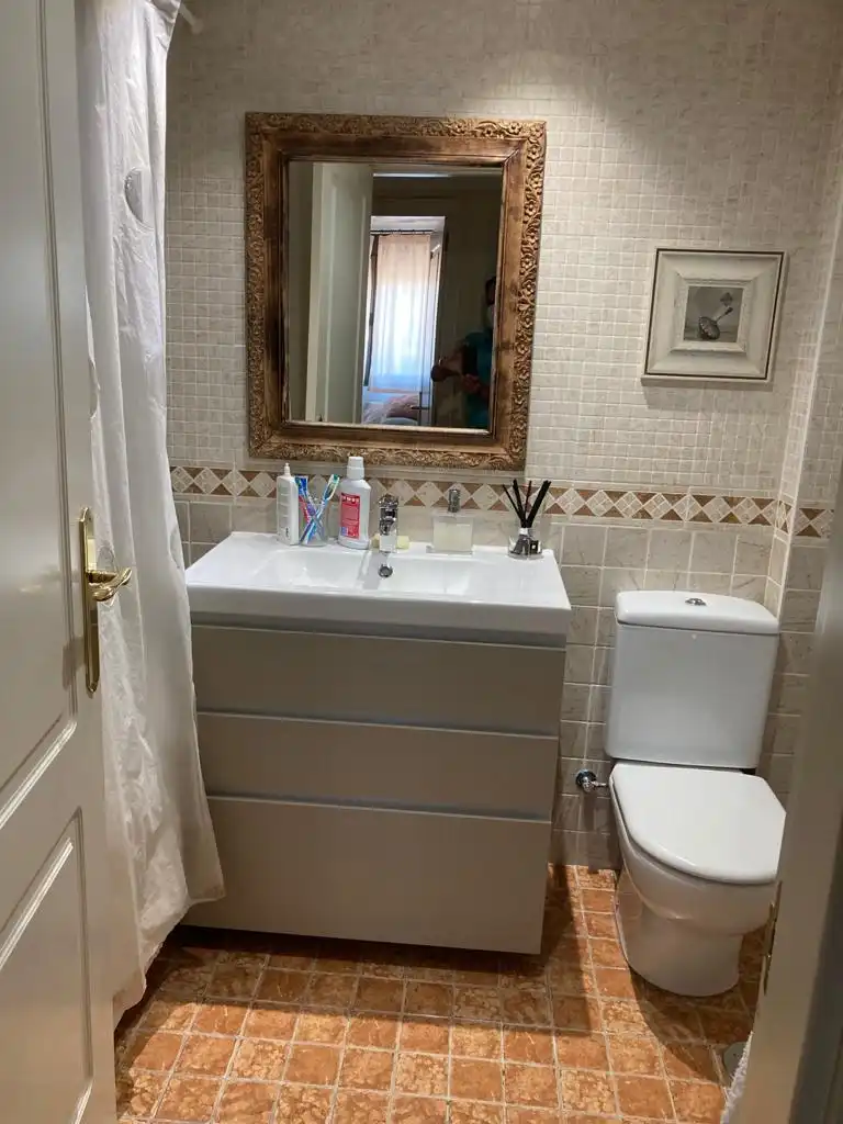 Bathroom of Flat for rent in Madrid  with Air Conditioner, Heating and Parquet flooring